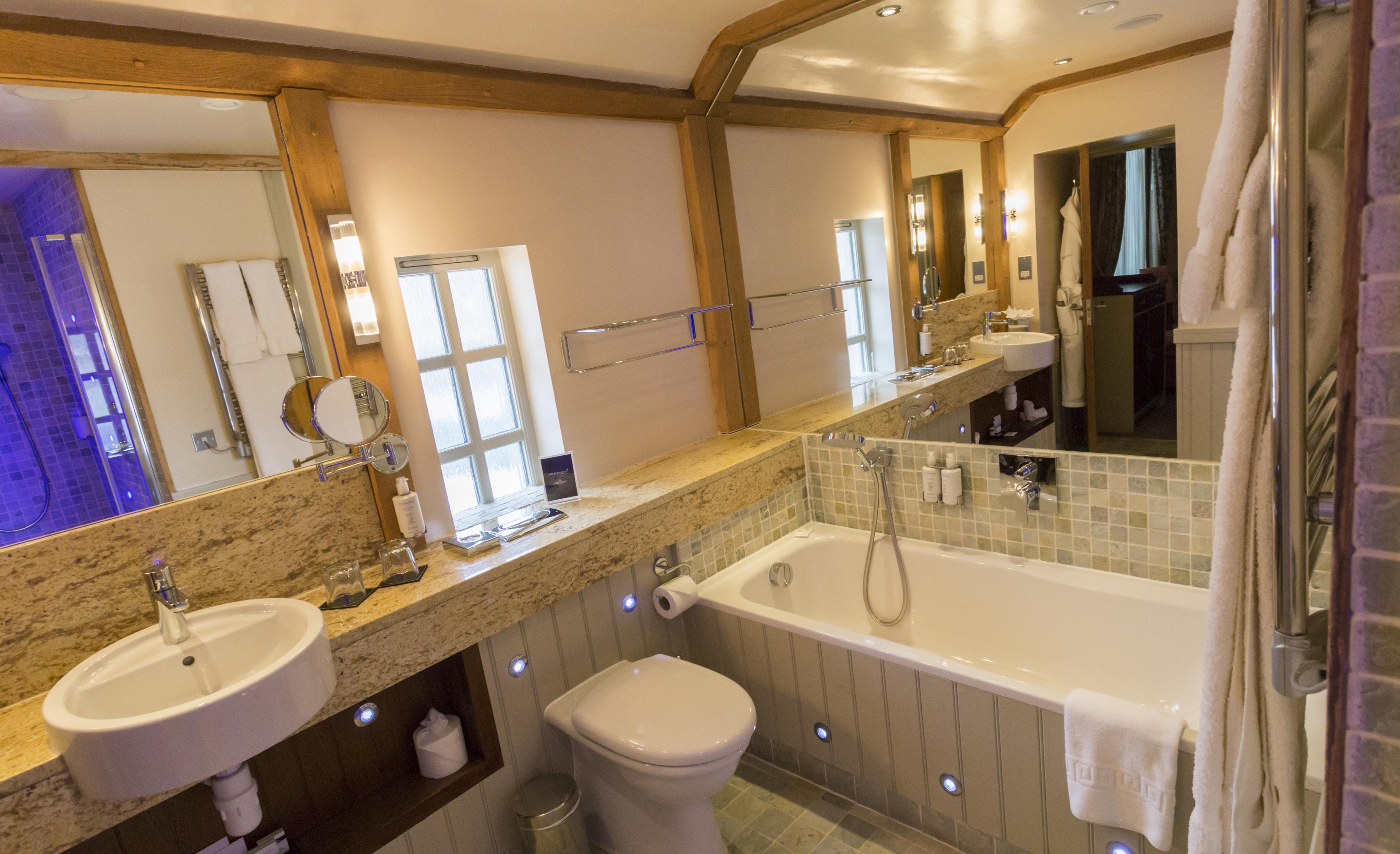 The Farmhouse Hotel And Restaurant Saint Saviour Eksteriør billede